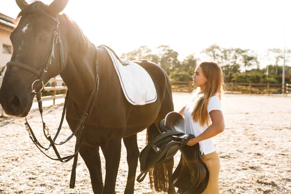 Imagen Joven Rubia Caucásica Hermosa Mujer Con Caballo Campo Aire — Foto de Stock