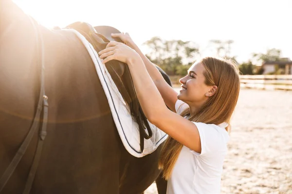 积极快乐的高加索年轻金发美女与马在户外的形象 — 图库照片