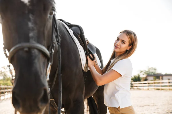 卡卡西亚积极的年轻金发美女与马在户外的形象 — 图库照片