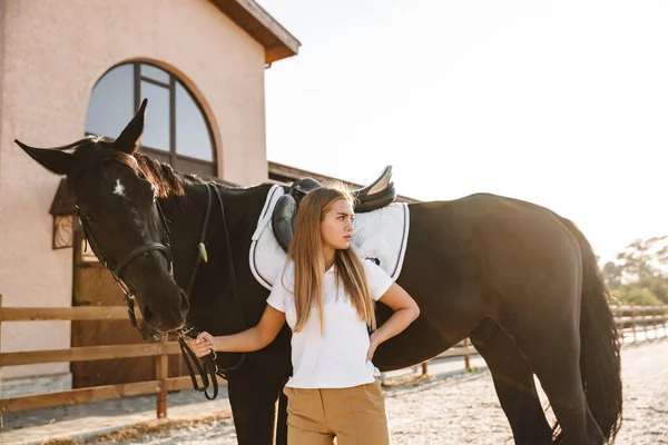 Obraz Dość Skoncentrowany Młoda Blondynka Piękna Kobieta Konia Wsi Świeżym — Zdjęcie stockowe