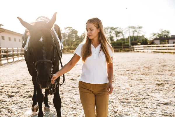 Imagem Branco Jovem Loira Bela Mulher Com Cavalo Campo Livre — Fotografia de Stock