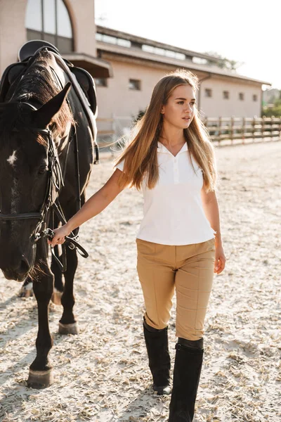 Εικόνα Της Καυκασίας Νεαρή Ξανθιά Όμορφη Γυναίκα Άλογο Στην Ύπαιθρο — Φωτογραφία Αρχείου