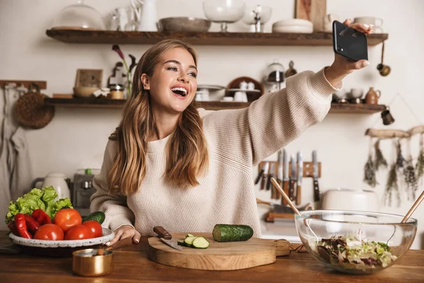 Imagen Mujer Linda Divertida Con Ropa Casual Tomando Selfie Teléfono —  Fotos de Stock