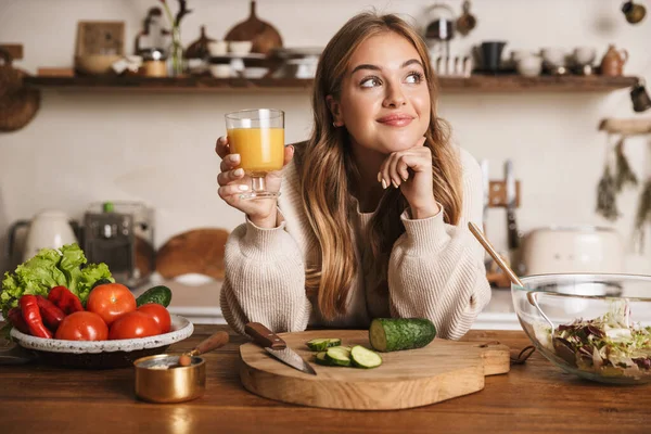 Imagem Mulher Bonito Satisfeito Vestindo Roupas Casuais Beber Suco Fazer — Fotografia de Stock