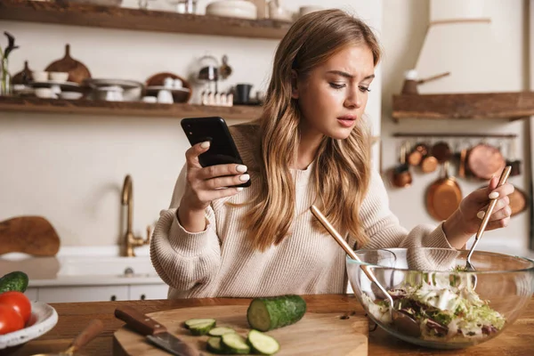 Kép Gondolkodás Aranyos Visel Alkalmi Ruhák Segítségével Mobiltelefon Miközben Ebéd — Stock Fotó