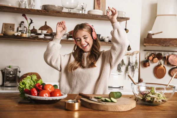 Image Une Belle Femme Souriante Portant Des Vêtements Décontractés Utilisant — Photo