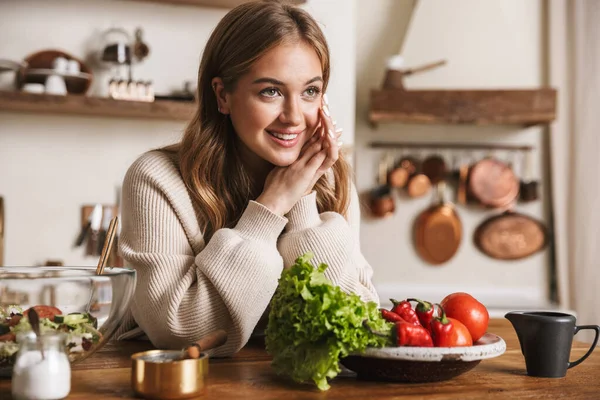 Imagen Alegre Mujer Caucásica Vistiendo Ropa Casual Sonriendo Mientras Cocinaba — Foto de Stock