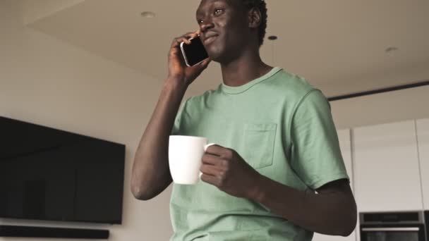 Hombre Afroamericano Guapo Está Hablando Teléfono Inteligente Mientras Descansa Sala — Vídeo de stock