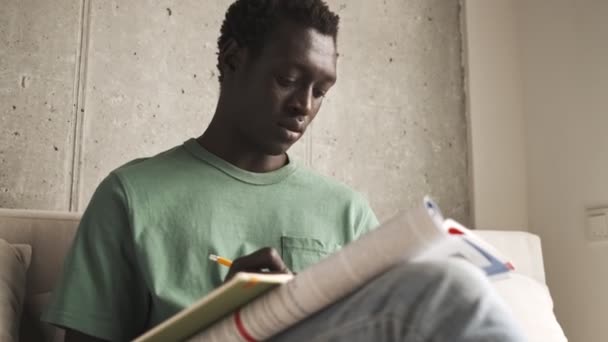 Homme Afro Américain Calme Concentré Vêtements Décontractés Fait Ses Devoirs — Video