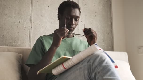 Klidný Pohledný Africký Američan Neformálním Oblečení Nasazuje Brýle Zatímco Čte — Stock video