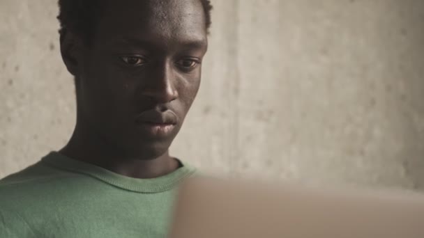 Een Close Van Een Serieuze Afrikaanse Amerikaan Gebruikt Zijn Laptop — Stockvideo