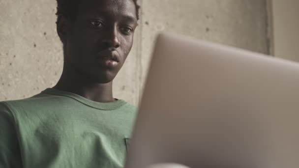 Μια Κοντινή Άποψη Ενός Εστιασμένου Αφροαμερικανού Χρησιμοποιεί Τον Ασημί Φορητό — Αρχείο Βίντεο