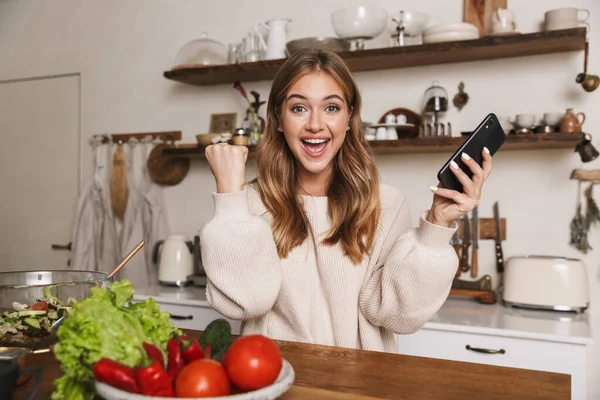 Bild Upphetsad Kaukasiska Kvinna Gör Vinnaren Gest Och Använda Mobiltelefon — Stockfoto