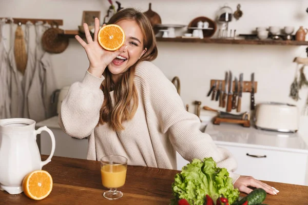 Imagem Mulher Caucasiana Alegre Vestindo Roupas Casuais Rindo Segurando Laranja — Fotografia de Stock