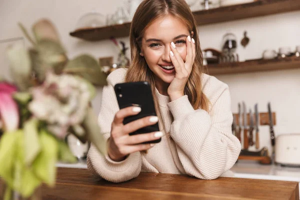 Afbeelding Van Een Vrolijke Blanke Vrouw Die Casual Kleding Draagt — Stockfoto