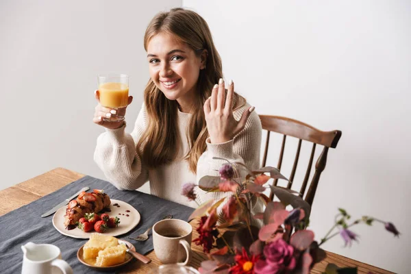 Imagen Una Mujer Caucásica Feliz Vistiendo Ropa Casual Sonriendo Mientras — Foto de Stock