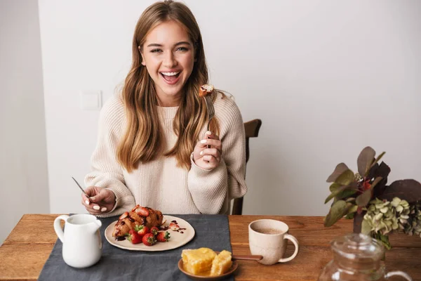 Imagen Una Mujer Caucásica Feliz Usando Ropa Casual Comiendo Croissant — Foto de Stock