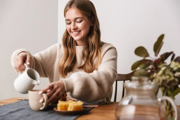 Image Happy Caucasian Woman Wearing Casual Clothes Drinking Tea While — Stock Photo, Image