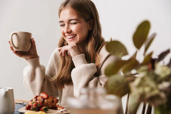 Imagen Mujer Caucásica Riendo Usando Ropa Casual Bebiendo Mientras Desayunaba — Foto de Stock