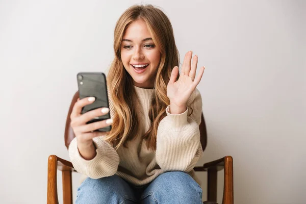 Beeld Van Lachende Jonge Vrouw Met Behulp Van Mobiele Telefoon — Stockfoto