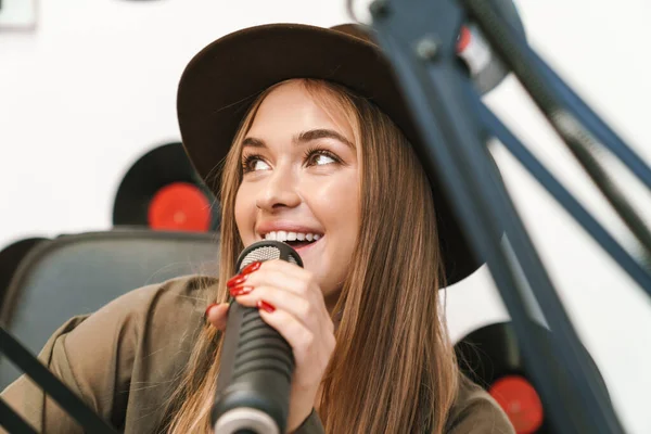 Imagem Jovem Mulher Caucasiana Feliz Apresentando Programa Rádio Enquanto Faz — Fotografia de Stock