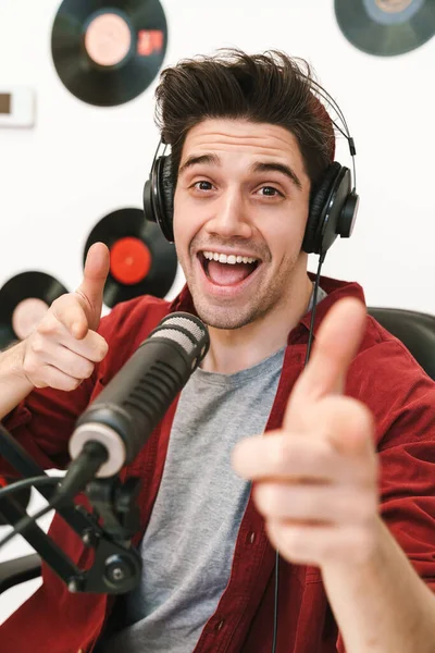 Immagine Giovane Uomo Caucasico Felice Che Esibisce Programma Radiofonico Durante — Foto Stock