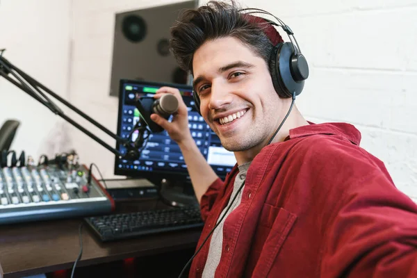 Kép Fiatal Boldog Kaukázusi Férfi Visel Fejhallgató Dolgozik Rádióállomáson Miközben — Stock Fotó