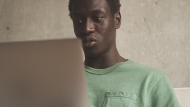 Een Rustige Jonge Afro Amerikaanse Man Gebruikt Zijn Zilveren Laptop — Stockvideo