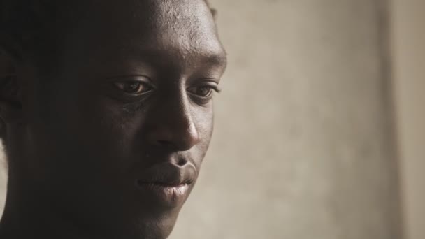 Une Vue Rapprochée Jeune Homme Afro Américain Calme Concentré Utilise — Video