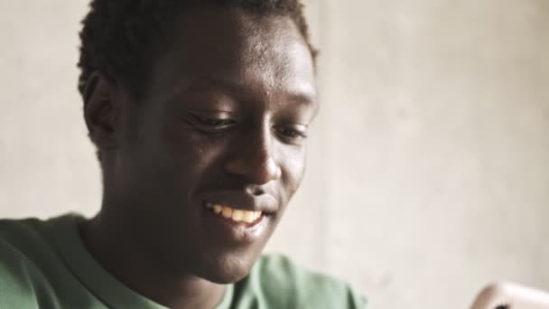 Homem Afro Americano Sorridente Bonito Roupas Casuais Está Usando Seu — Vídeo de Stock