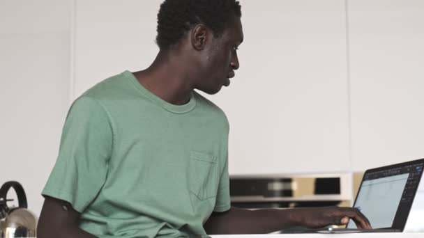Una Vista Lateral Joven Afroamericano Enfocado Está Trabajando Computadora Portátil — Vídeo de stock
