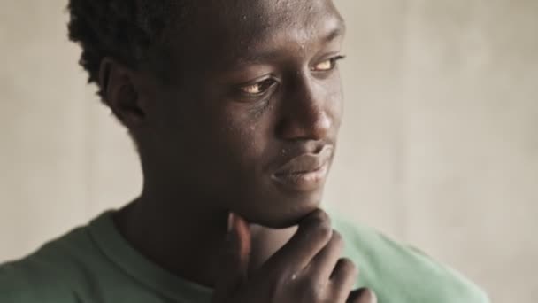 Μια Κοντινή Θέα Ενός Ήρεμου Νεαρού Αφροαμερικανού Αγγίζει Πηγούνι Του — Αρχείο Βίντεο
