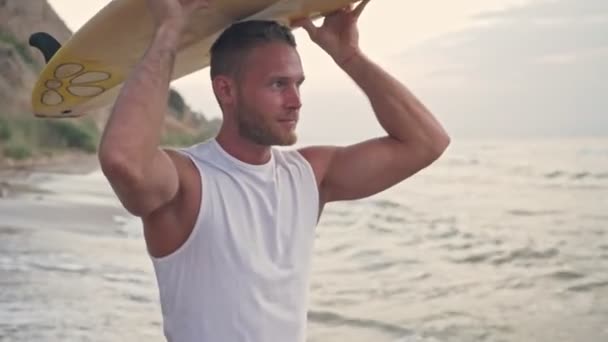 Sakin Sakallı Yakışıklı Adam Kafasında Sörf Tahtasıyla Yürüyor Denize Bakıyor — Stok video