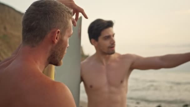 Dos Guapos Surfistas Musculosos Pie Con Tablas Surf Mirando Hacia — Vídeo de stock