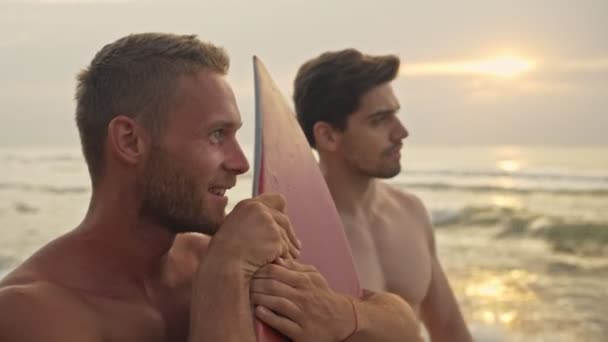 Vista Lateral Dos Guapos Surfistas Musculosos Frescos Parados Con Tablas — Vídeo de stock