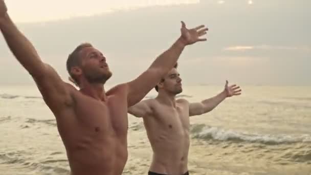 Dos Guapos Surfistas Musculosos Haciendo Ejercicio Yoga Playa Cerca Del — Vídeo de stock