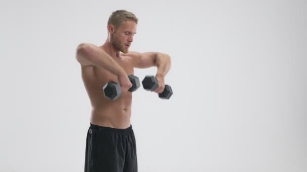 Ein Fokussierter Junger Muskulöser Halbnackter Sportler Macht Übungen Während Vor — Stockvideo