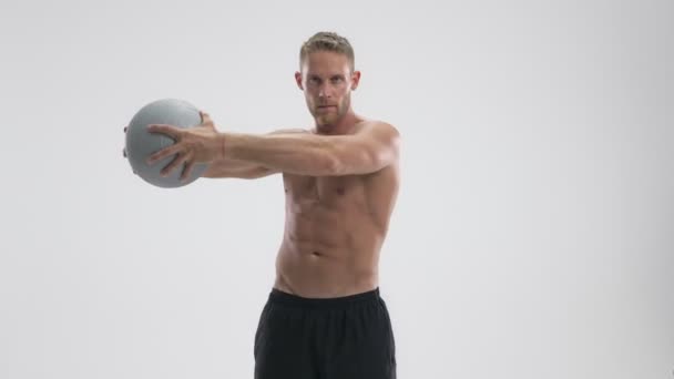 Ein Ernsthafter Junger Fitter Sportler Macht Übungen Mit Grauem Fitnessball — Stockvideo
