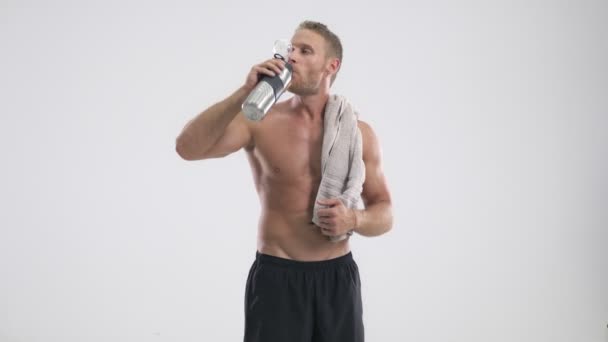 Desportista Jovem Bonito Positivo Está Bebendo Água Uma Garrafa Esporte — Vídeo de Stock