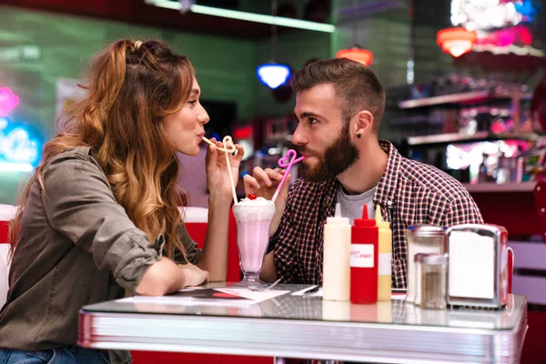 Bild Eines Glücklichen Jungen Liebespaares Sitzt Einem Retro Hellen Café — Stockfoto