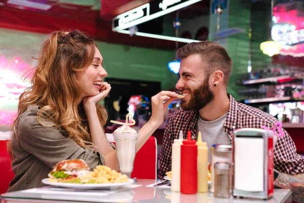 Bild Von Einem Positiv Lächelnden Jungen Liebespaar Sitzen Retro Hellen — Stockfoto