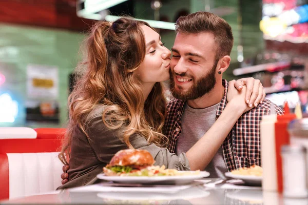 Photo Cute Hugging Young Loving Couple Retro Bright Street Food — Stock Photo, Image