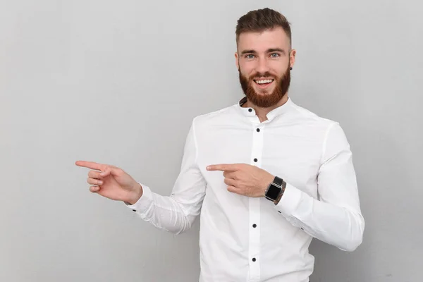 Retrato Atraente Bonito Jovem Empresário Sobre Fundo Cinza Apontando Dedo — Fotografia de Stock