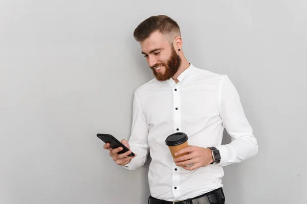 Retrato Atractivo Joven Hombre Negocios Pie Sobre Fondo Gris Utilizando — Foto de Stock