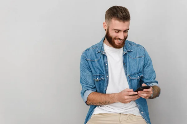 Porträtt Stilig Leende Ung Man Bär Casual Kläder Sitter Isolerad — Stockfoto