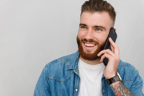 Porträtt Stilig Leende Ung Man Bär Casual Kläder Stående Isolerad — Stockfoto