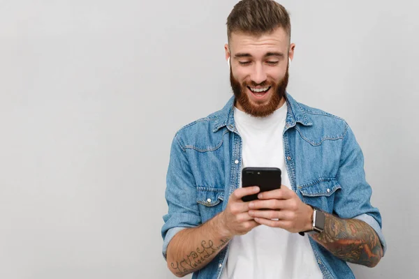 Retrato Belo Jovem Sorridente Vestindo Roupas Casuais Isolado Sobre Fundo — Fotografia de Stock