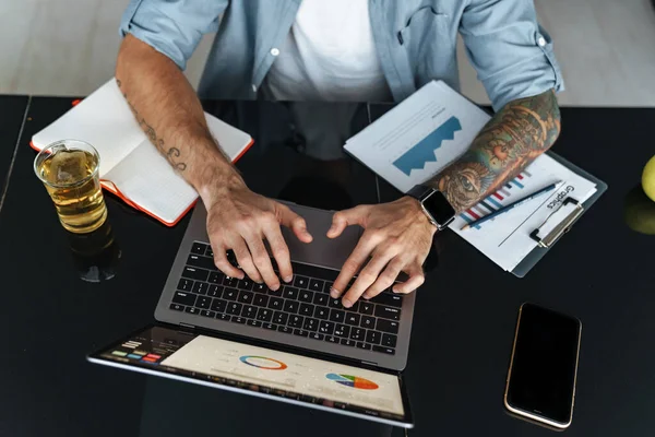 Draufsicht Eines Mannes Der Laptop Tippt Während Drinnen Tisch Sitzt — Stockfoto