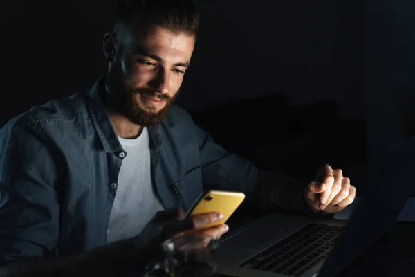 Självsäker Leende Ung Man Som Arbetar Bärbar Dator Medan Sitter — Stockfoto