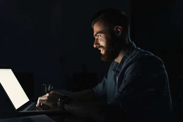 Zelfverzekerde Glimlachende Jonge Man Die Werkt Laptop Computer Terwijl Hij — Stockfoto